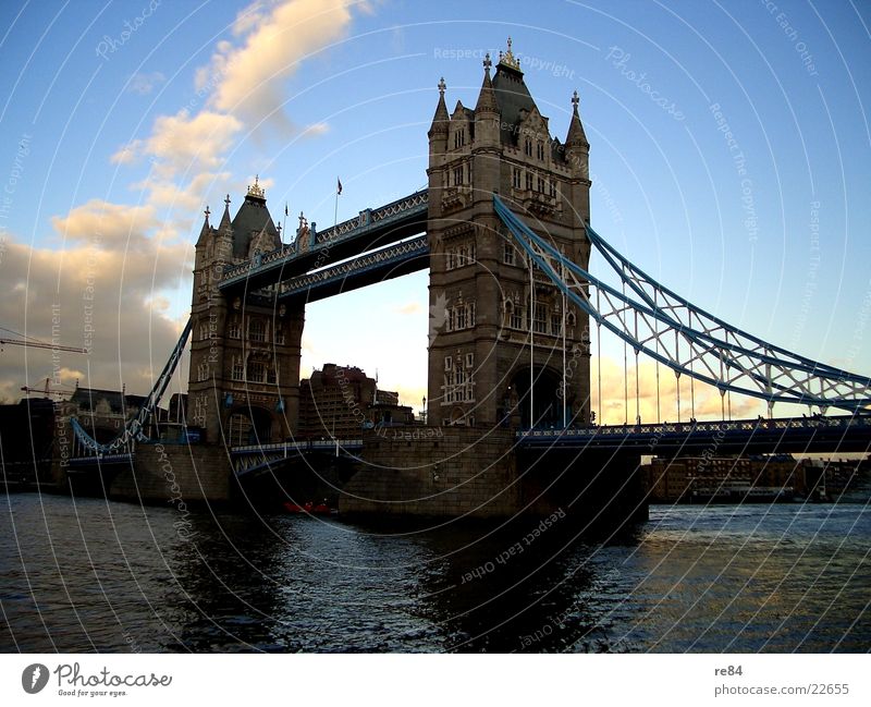 tower bridge london 2004 Wolken England London Themse grau weiß Stadt Ferien & Urlaub & Reisen Sightseeing Wasserfahrzeug Träger Brücke Bridge Himmel Schatten