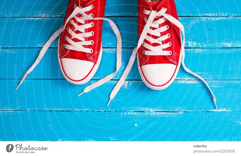 Paar rote Textil Turnschuhe Stil Sport Mode Bekleidung Schuhe Holz alt trendy retro blau weiß Farbe Idee klassisch Gummi Aktion Hintergrund lässig üben extrem