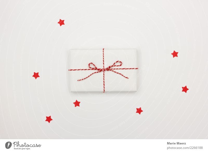 Kleines weißes Geschenk mit roter Schleife und roten Sternchen Weihnachten & Advent Feste & Feiern ästhetisch einfach fantastisch Neugier Freude Vorfreude