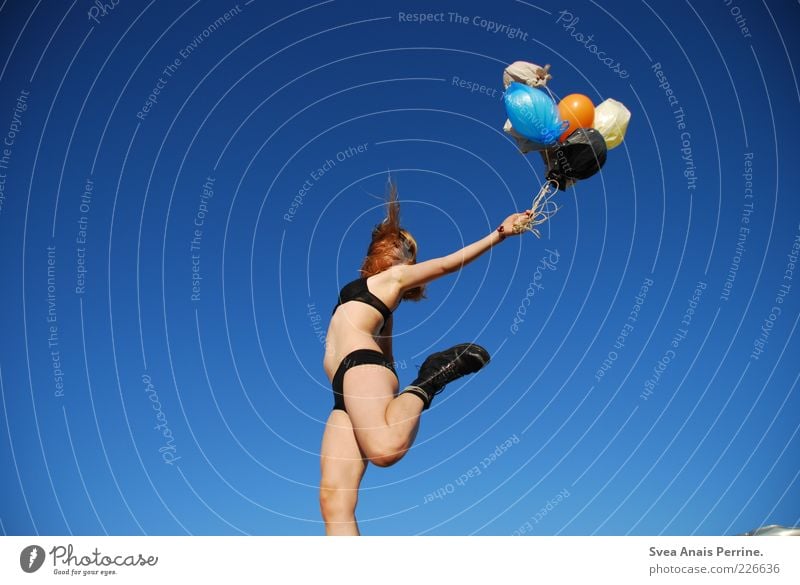 wer springer trägt muss springen! feminin Junge Frau Jugendliche Schuhe Stiefel blond Luftballon außergewöhnlich dünn schön Unterwäsche Springerstiefel fliegen