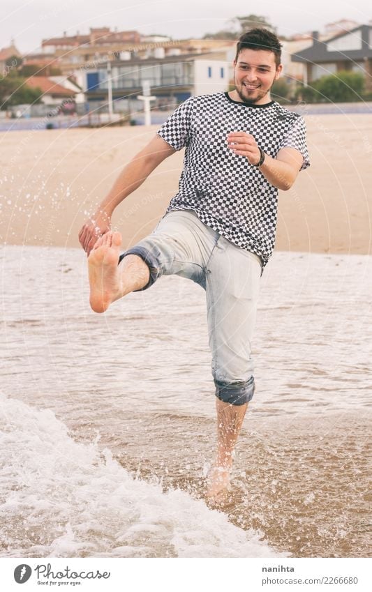 Junger Mann, der den Tag am Strand genießt Lifestyle Freude Wellness Leben Ferien & Urlaub & Reisen Tourismus Ausflug Freiheit Sommer Sommerurlaub Wellen Mensch