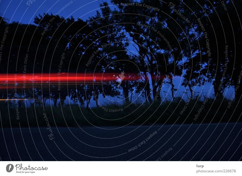 zu spät Himmel Nachthimmel Verkehrsmittel Verkehrswege Fahrzeug PKW Bewegung Geschwindigkeit Lichtstreifen Farbfoto Außenaufnahme Menschenleer Abend Schatten