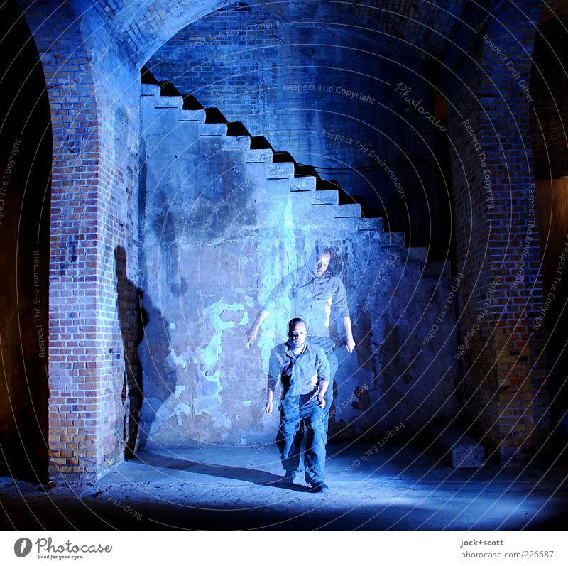 Moment am Platz Bauwerk Speicher Wand Treppe Backstein Bewegung fallen springen alt blau Bewegungsreaktion Gewölbe Doppelbelichtung Phantasie Experiment