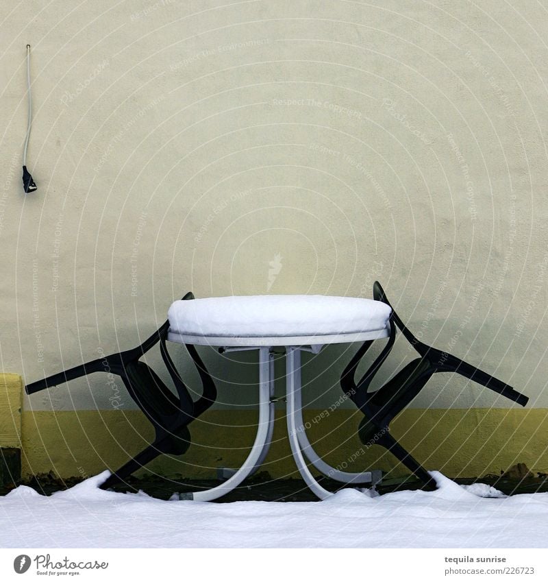 Warten auf Sommer Winter Wetter Schnee Garten Fassade Terrasse Stuhl Gartenstuhl Tisch Gartentisch Wand kalt trist gelb grün Farbfoto Außenaufnahme