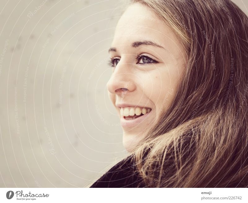 lachend. feminin Junge Frau Jugendliche Kopf Gesicht Mund 1 Mensch 18-30 Jahre Erwachsene schön Lächeln Haare & Frisuren Farbfoto Textfreiraum links