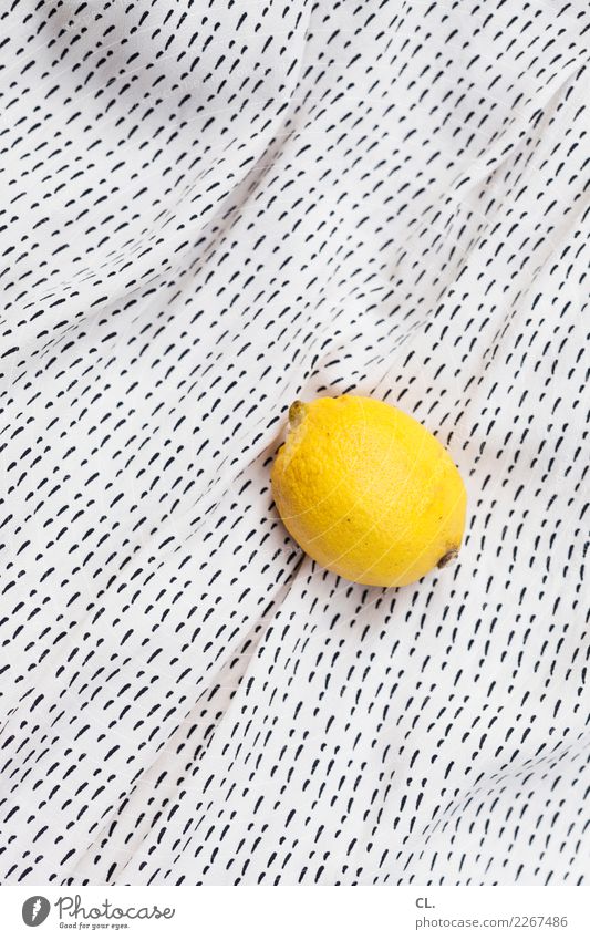 zitrone auf stoff Lebensmittel Zitrone Ernährung Bioprodukte Gesunde Ernährung Stoff Stofffalten frisch Gesundheit gelb vitaminreich Vitamin C Zitronenschale