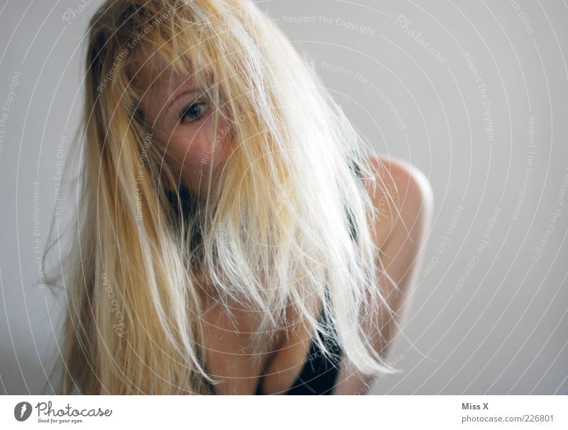 Versteckspiel Mensch feminin Junge Frau Jugendliche Haare & Frisuren 1 18-30 Jahre Erwachsene Lächeln schön Begierde blond Freude verstecken Farbfoto