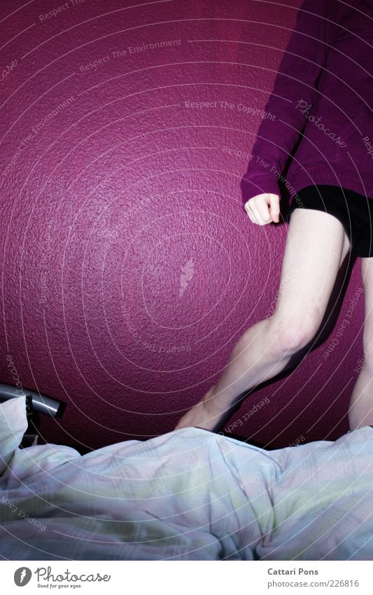 schnell weg Haut Bett Schlafzimmer Mensch Junge Frau Jugendliche Beine 1 violett schwarz weiß Farbfoto Innenaufnahme Textfreiraum links Blitzlichtaufnahme