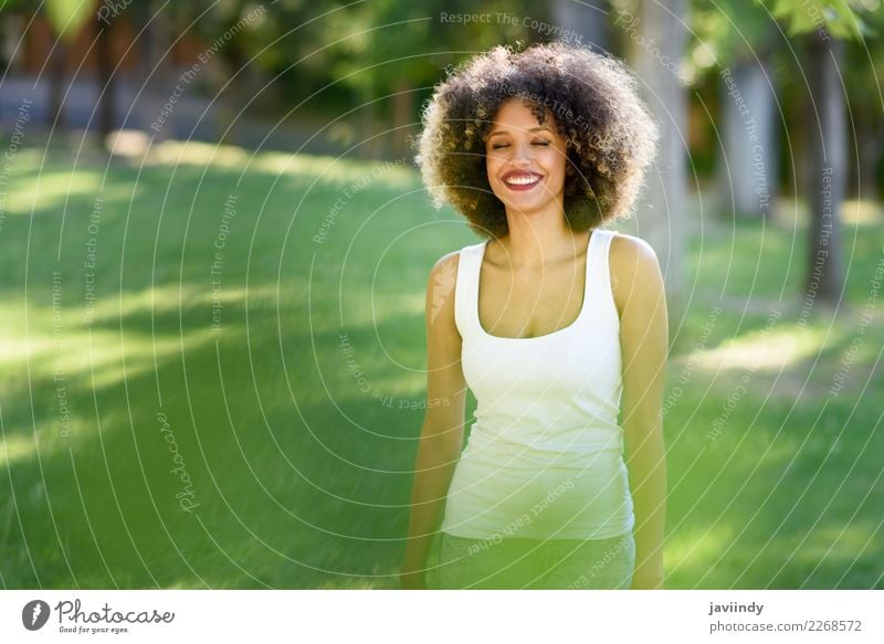 Schwarze Frau mit Afro-Frisur lächelnd im Stadtpark Lifestyle Haare & Frisuren Sommer Mensch Junge Frau Jugendliche Erwachsene 1 18-30 Jahre Park Afro-Look