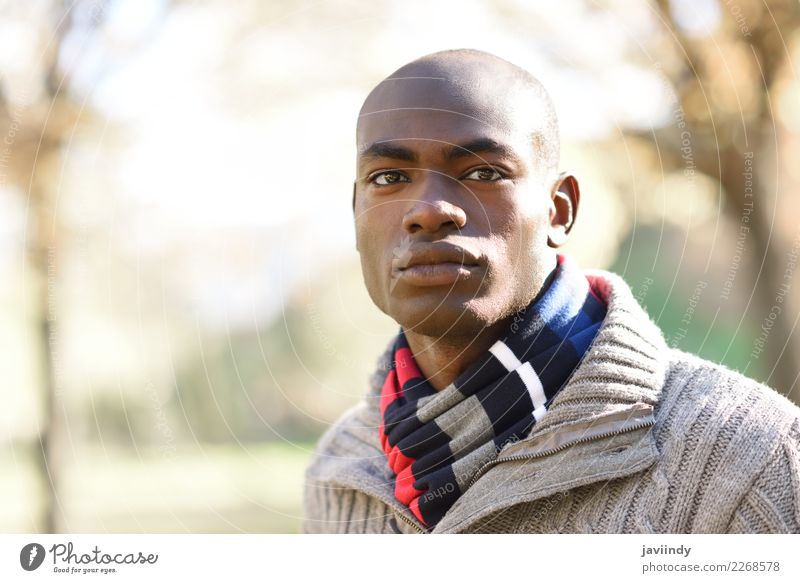 Porträt eines schwarzen Mannes in Freizeitkleidung im städtischen Hintergrund schön Mensch maskulin Junger Mann Jugendliche Erwachsene 1 18-30 Jahre Straße