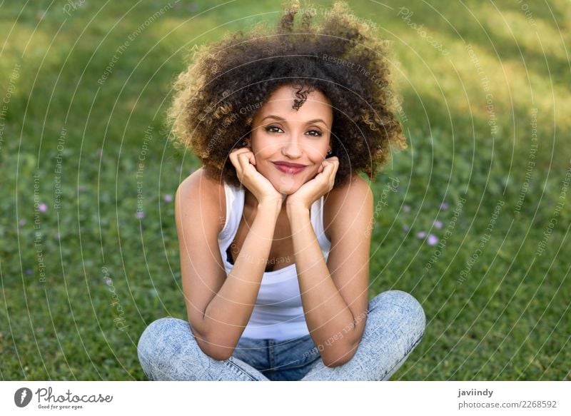 Gemischte Frau mit Afro-Frisur lächelnd im Stadtpark Lifestyle Stil Glück schön Haare & Frisuren Gesicht Sommer Mensch feminin Junge Frau Jugendliche Erwachsene