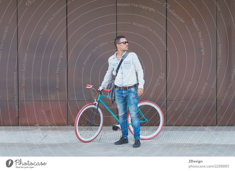 Stilvoller städtischer Geschäftsmann, der auf der Straße mit Fahrrad steht Lifestyle elegant Erholung Sport Business Mann Erwachsene Jugendliche Jugendkultur