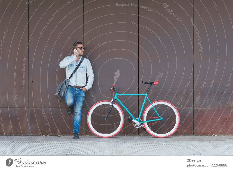Stilvoller städtischer Geschäftsmann, der auf der Straße mit Fahrrad steht Lifestyle Ferien & Urlaub & Reisen Tourismus Handy Mann Erwachsene Jugendliche Mode
