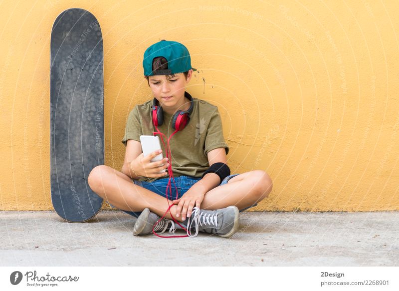 Porträt eines Teenagers, der auf dem Boden einer Straße sitzt und plaudert Lifestyle schön Gesicht Leben Freizeit & Hobby Freiheit Musik Telefon Headset PDA