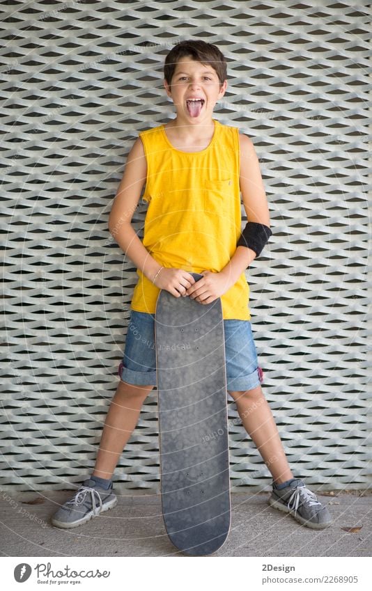 Nahaufnahme eines tragenden Skateboard und des Lächelns des Teenagers Lifestyle Stil Freude Glück Sport Schulkind Mensch Junge Mann Erwachsene Kindheit Straße