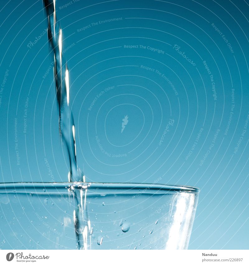gluckgluckgluck Glas positiv Wasser gießen frisch Klarglas Getränk Wasserglas Reflexion & Spiegelung Wasserspiegelung eingießen blau durchsichtig Wassertropfen