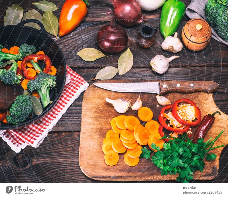 Stücke Brokkoli, Karotten und rote Paprika Gemüse Ernährung Essen Vegetarische Ernährung Diät Pfanne Gabel Tisch Küche Natur Pflanze Holz frisch natürlich braun