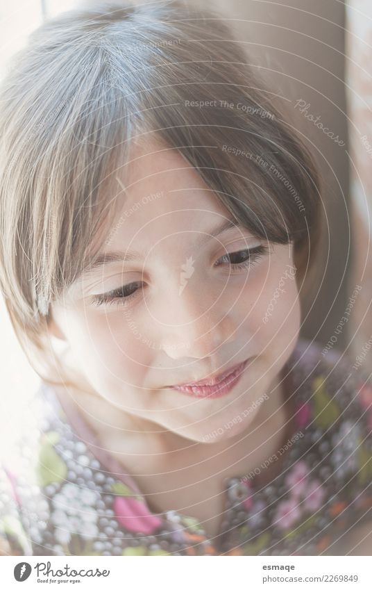 Mädchen lächeln Lifestyle Freude schön Mensch feminin Kind 3-8 Jahre Kindheit Helm Fröhlichkeit Zufriedenheit Lebensfreude Akzeptanz Geborgenheit Einsamkeit