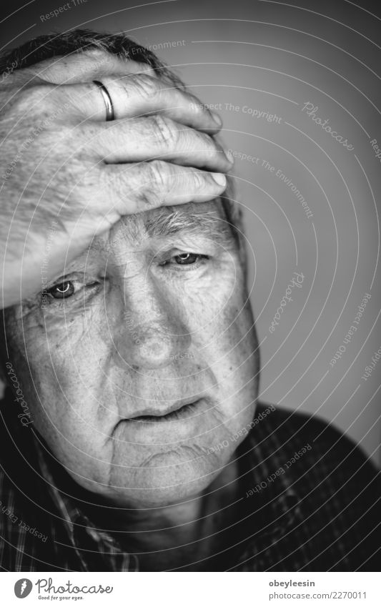 Close up Gesichtsporträt Älterer deprimierter Mann Mensch Erwachsene Großvater Hand alt Denken Traurigkeit natürlich grau schwarz weiß Einsamkeit Angst Mitte