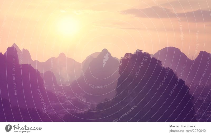 Szenischer Sonnenuntergang über Karstbergen in Guilin, China Ferien & Urlaub & Reisen Ausflug Abenteuer Freiheit Berge u. Gebirge Natur Landschaft Nebel Wald
