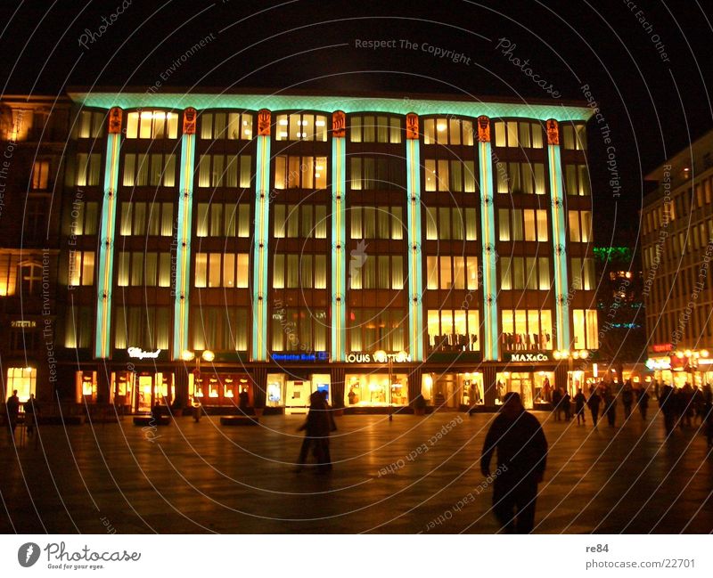 festtagsbeleuchtung in köln Licht dunkel Nacht Stimmung Beleuchtung Köln Kaufhaus Fenster Spielen erleuchten knallig quer Haus Gebäude Architektur Glas Abend