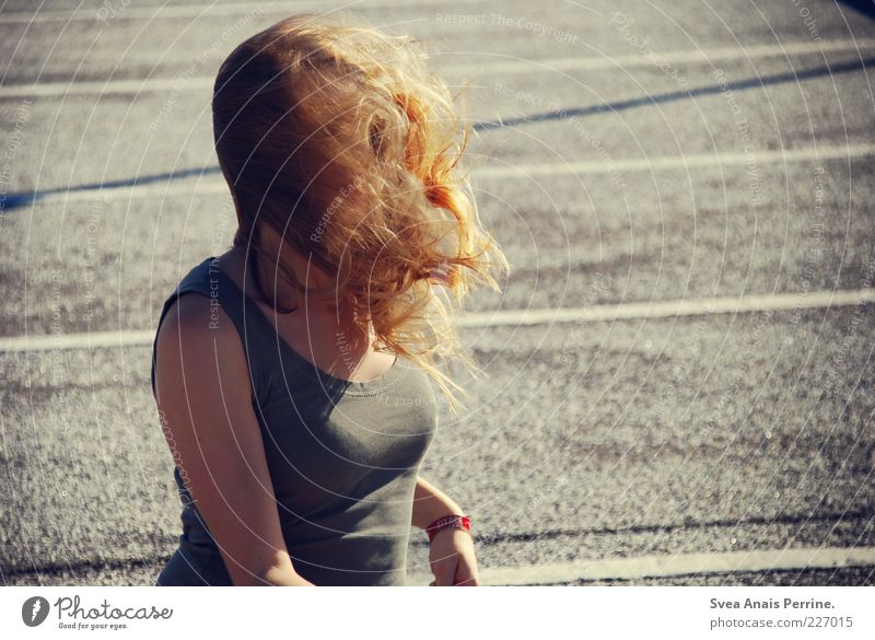 windig. feminin Junge Frau Jugendliche Erwachsene Brust 1 Mensch 18-30 Jahre Asphalt T-Shirt Haare & Frisuren blond langhaarig leuchten außergewöhnlich schön