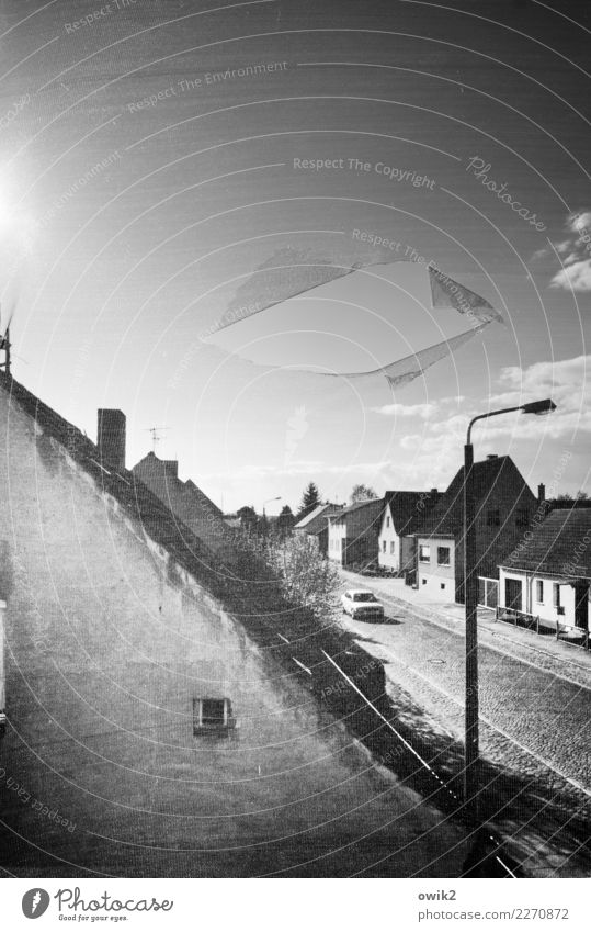 Guckloch Himmel Wolken Horizont Schönes Wetter Deutschland Dorf bevölkert Haus Mauer Wand Fassade Straßenbeleuchtung Laternenpfahl Kopfsteinpflaster PKW Fenster