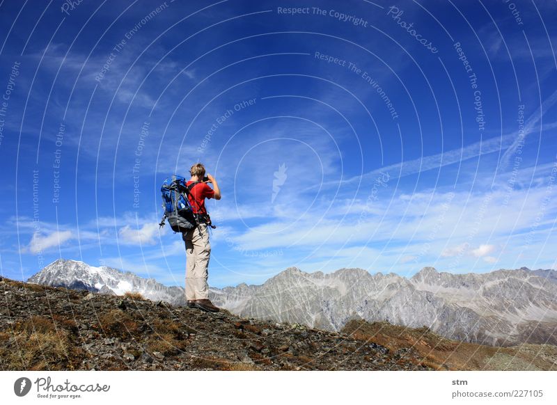 Wanderer fotografiert die Landschaft Freizeit & Hobby Ferien & Urlaub & Reisen Ausflug Abenteuer Ferne Freiheit Sommer Berge u. Gebirge wandern maskulin Mann