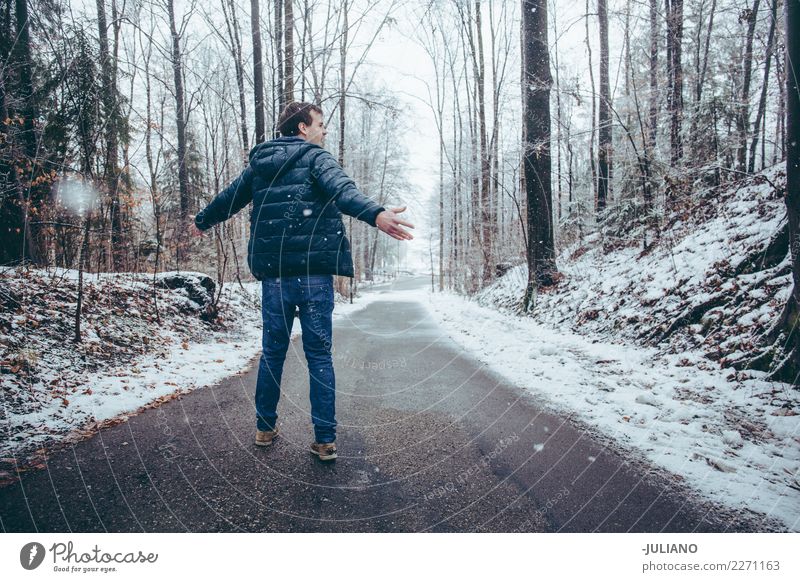 Junger Mann tanzt in den Schnee Freizeit & Hobby Ferne Freiheit Winter Winterurlaub 1 Mensch 18-30 Jahre Jugendliche Erwachsene Wetter Wind Schneefall Gefühle