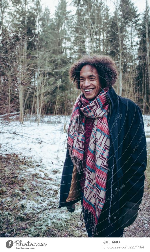 Junger lächelnder Mann macht einen Spaziergang durch Holz im Winter Lifestyle Stil Freizeit & Hobby Schnee Winterurlaub Mensch maskulin Junger Mann Jugendliche