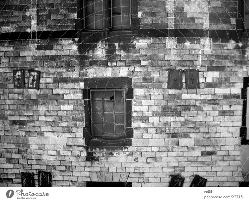 der zerfall Verfall labil Mauer Wand Ruine Zerreißen Gemäuer Köln Demontage kaputt retro grau trist Jahrhundert verwandeln Fenster leer schwarz dunkel