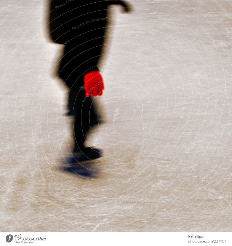 handschuhlaufen Lifestyle Freizeit & Hobby Spielen Sport Wintersport Mensch 1 Klima Eis Frost fahren Schlittschuhlaufen Schlittschuhe Handschuhe rot Eisfläche