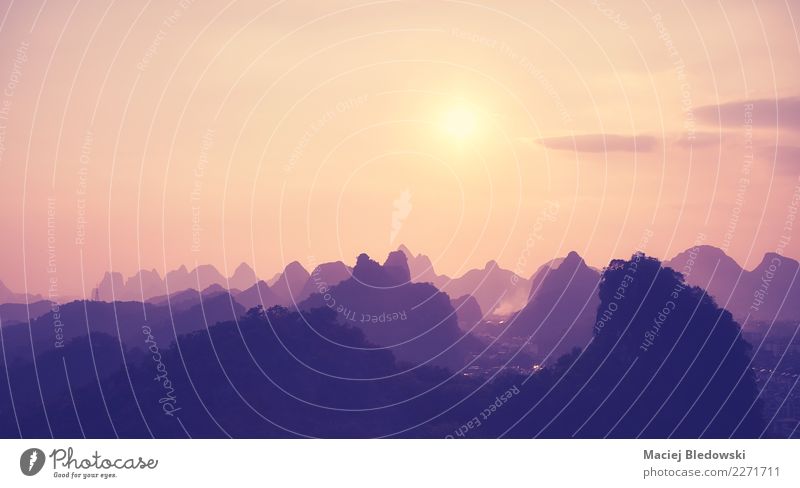 Sonnenuntergang über Karstbergen in Guilin, China. schön Ferien & Urlaub & Reisen Freiheit Sommerurlaub Berge u. Gebirge wandern Tapete Natur Landschaft Himmel