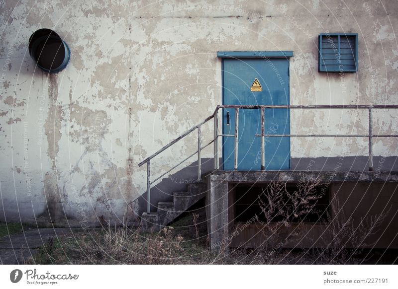 Ich nehm den gelben Umschlag Industrieanlage Gebäude Mauer Wand Treppe Fassade Tür alt trist trocken blau grau Verfall Vergangenheit Industriefotografie