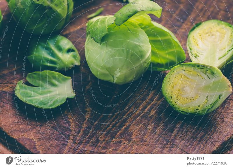 Rosenkohl Lebensmittel Gemüse Bioprodukte Vegetarische Ernährung Diät Schneidebrett frisch braun gelb grün genießen roh Rohkost Teilung Farbfoto Nahaufnahme