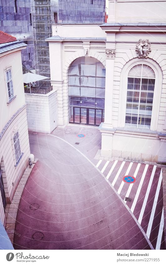Hohe Winkelsicht einer schmalen Straße in Wien. Stadt Gebäude Architektur Fassade violett ästhetisch Großstadt Aussicht Wand urban Dach altehrwürdig gefiltert