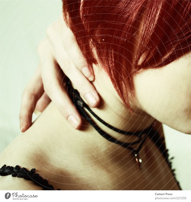 obscure Junge Frau Hand Finger Fingernagel Halskette Schmuck Lederband Haare & Frisuren rot kurz rothaarig Frauenhals berühren Haut 1