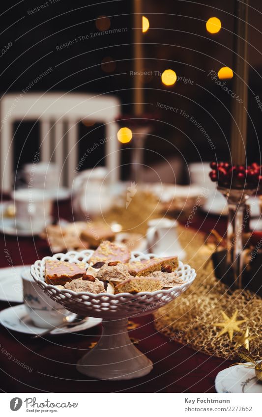 weihnachtlich gedeckter Tisch mit Plätzchen und Kerzen Lifestyle Reichtum Häusliches Leben Wohnung Dekoration & Verzierung Wohnzimmer Feste & Feiern