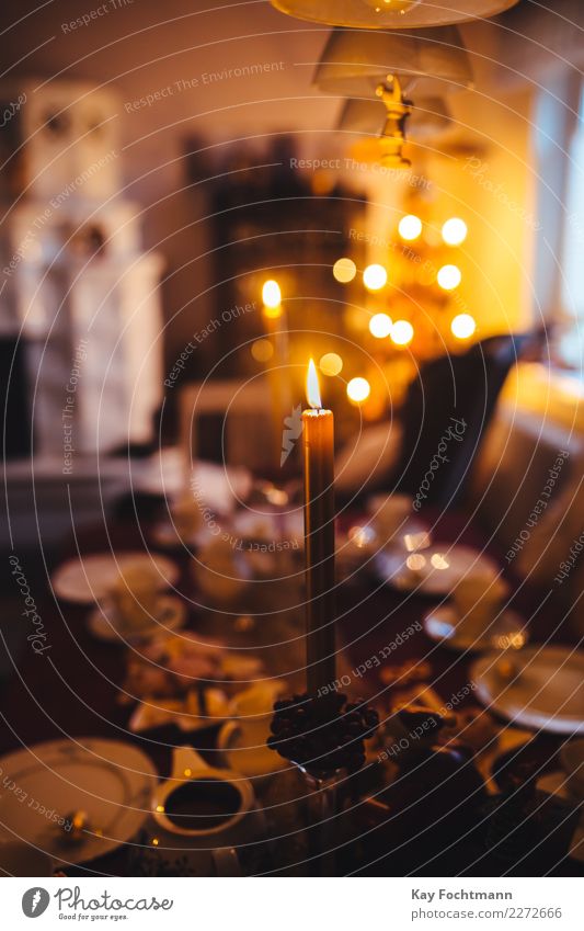 weihnachtlich gedeckter Tisch mit Kerzen und Tellern Lifestyle harmonisch Wohnung Dekoration & Verzierung Wohnzimmer Feste & Feiern Weihnachten & Advent