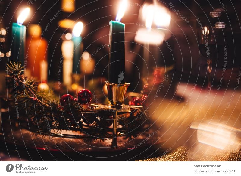 weihnachtlich gedeckter Tisch mit Kerzen Winter Wohnung Dekoration & Verzierung Wohnzimmer Feste & Feiern Weihnachten & Advent Kerzenschein besinnlich