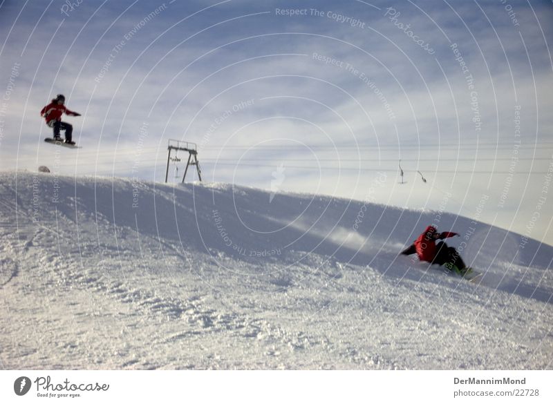 Im Snowboard-Himmel springen Rampe Wolken Sport Schnee Verfolgung Luftverkehr