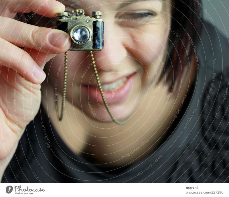 meine neue Kamera Stil Freizeit & Hobby Mensch feminin Frau Erwachsene Kopf 1 klein Fotokamera Kette Halskette Schmuckanhänger Fotografieren Leidenschaft süß