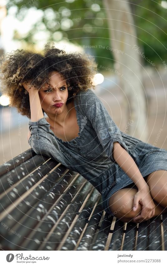 Lustige schwarze Frau mit Afro-Frisur, die auf einer urbanen Bank sitzt. Lifestyle Stil Glück schön Haare & Frisuren Gesicht Mensch feminin Junge Frau