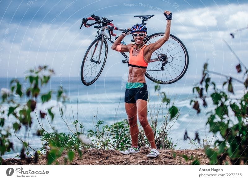Triathlete Frau mit Fahrrad Fitness Sport-Training Sportler Erfolg Fahrradfahren wandern maskulin Junge Frau Jugendliche Körper 1 Mensch 30-45 Jahre Erwachsene