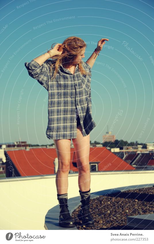 kein bock. Lifestyle Stil Mensch feminin Junge Frau Jugendliche Beine 1 18-30 Jahre Erwachsene Haus Mode Hemd Stiefel Springerstiefel blond gehen genießen