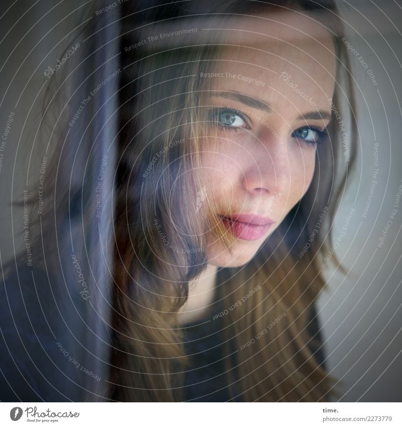 junge Frau am Fenster feminin Erwachsene 1 Mensch Pullover blond langhaarig beobachten Blick schön selbstbewußt Coolness Kraft Willensstärke Wachsamkeit