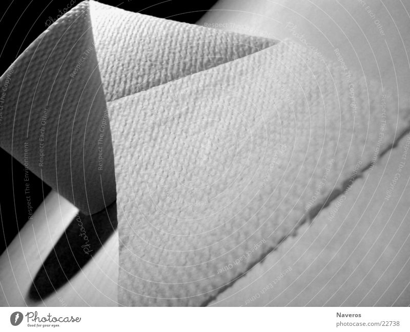 Kloooooopapier Papier Toilettenpapier schwarz weiß Altpapier Rolle Sauberkeit Schwarzweißfoto Nahaufnahme Makroaufnahme Strukturen & Formen Menschenleer