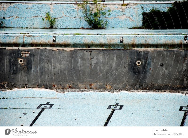 auf alten bahnen Schwimmbad Mauer Wand Stein ästhetisch kaputt nass retro blau Ende Symmetrie Verfall Vergangenheit Vergänglichkeit Wandel & Veränderung