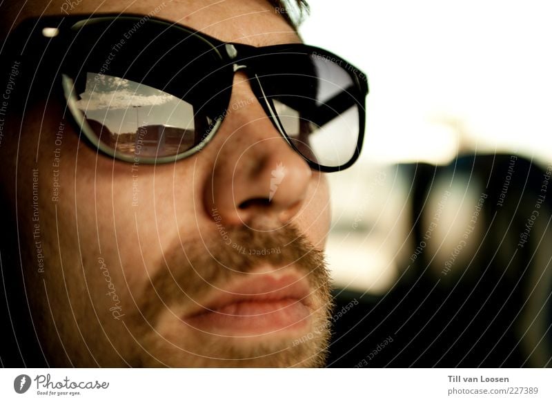 Sunglasses maskulin Mann Erwachsene 1 Mensch 18-30 Jahre Jugendliche Himmel Schönes Wetter Accessoire brünett Bart Oberlippenbart atmen Blick trendy retro blau