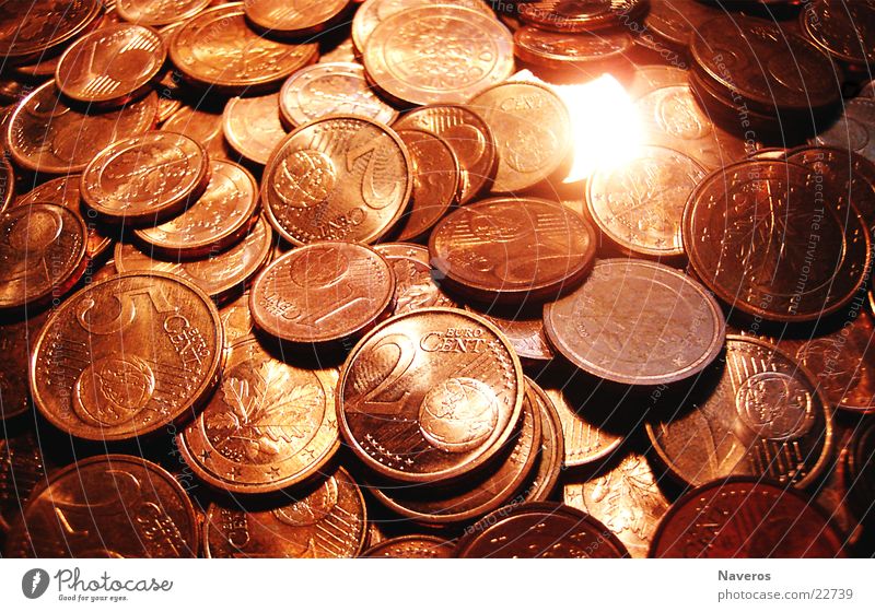 Geld regiert die Welt Cent Geldmünzen glänzend rot Glücksbringer Euro kupfer Metall orange